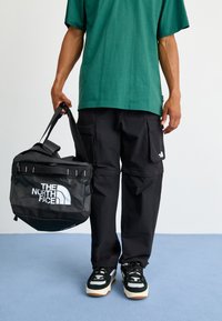 The North Face BASE CAMP VOYAGER DUFFEL 62L UNISEX - Borsa per lo sport - black/white