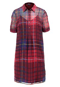 Abito camicia a maniche corte, a scacchi nei toni di rosso e blu, con una chiusura frontale a bottoni e una texture di tessuto trasparente.