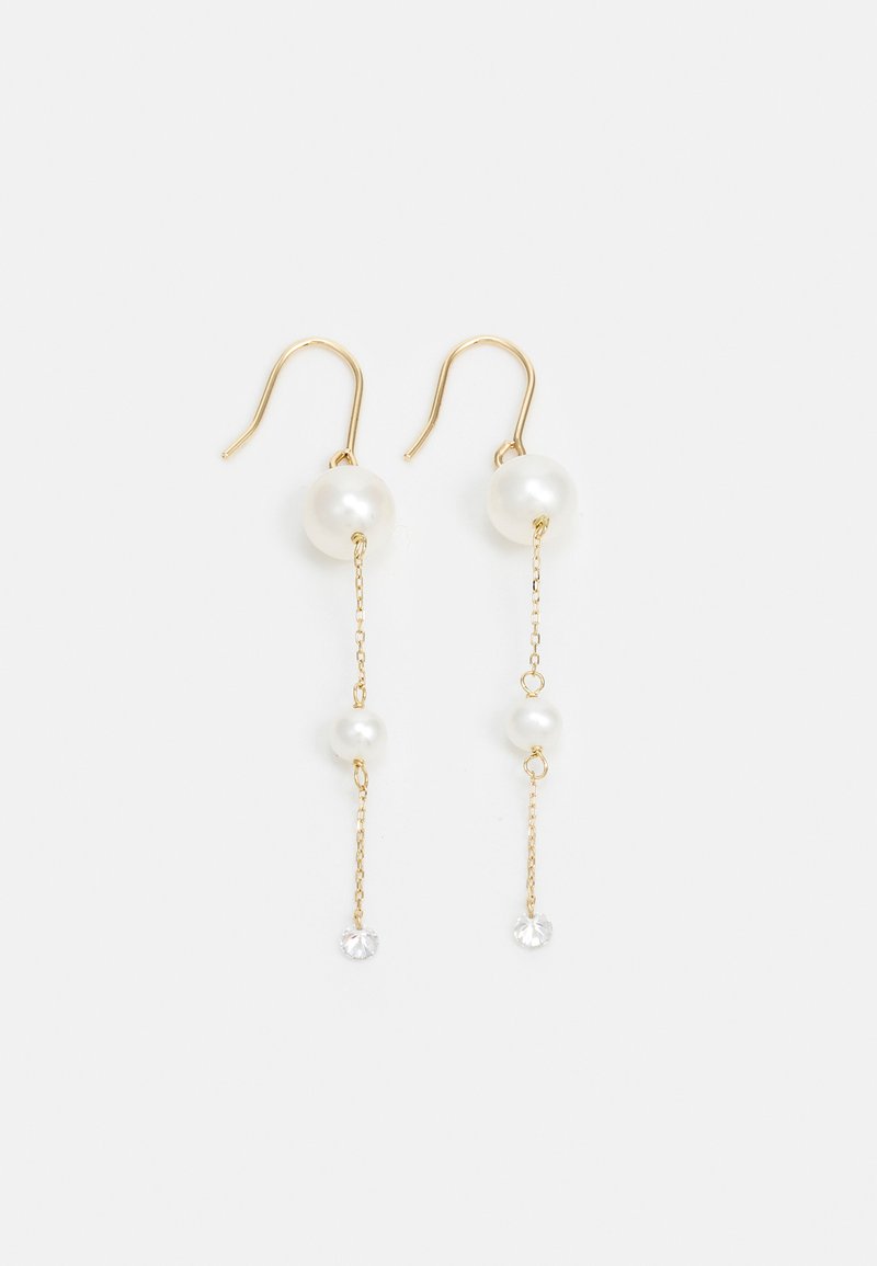 Boucles d'oreilles dorées avec trois perles blanches sur des chaînes, deux accents de cristal clair en bas, design pendulaire.