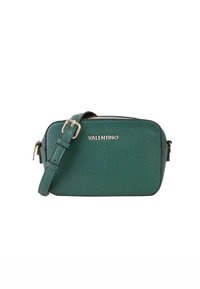 Borsa a tracolla in pelle verde con trama, chiusura a zip e tracolla regolabile, con dettagli del logo in argento sulla parte frontale.