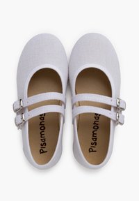 Bottines à sangle en toile blanche avec deux boucles argentées, bout arrondi et intérieur lisse. Surface extérieure texturée avec un design minimaliste.