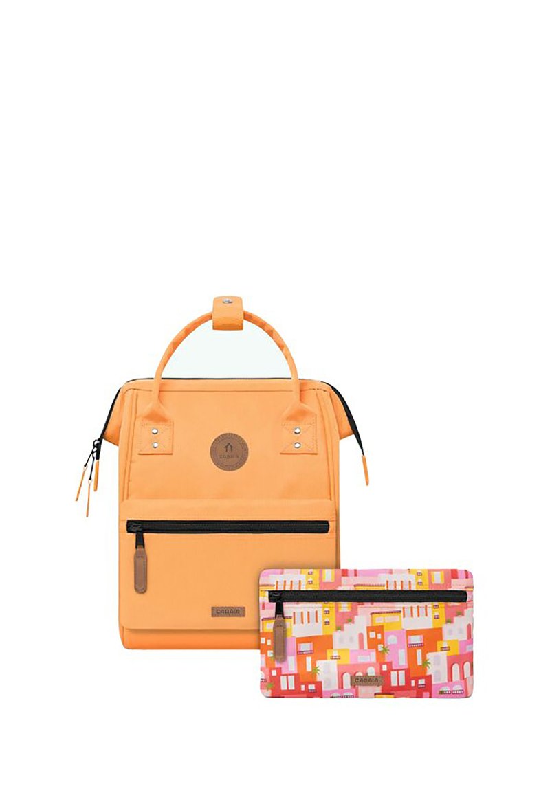 Orangenes Backpack mit einem strukturierten Design, ausgestattet mit einem oberen Griff, einer vorderen Reißverschlusstasche und einem bunten gemusterten Beutel darunter mit einem Reißverschluss.