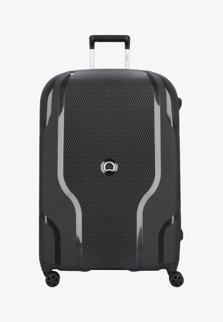 Maleta rígida en negro con una superficie texturizada, detalles en plata, un asa telescópica y cuatro ruedas para una fácil movilidad.