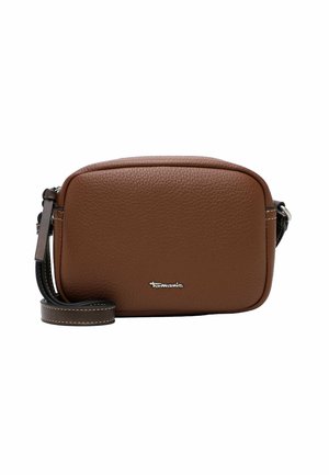 Borsa compatta a tracolla in pelle marrone con forma rettangolare curva e tracolla regolabile, con un piccolo logo argento sul davanti.