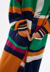 Sweter dzianinowy z poziomymi paskami w wielu kolorach: zielonym, granatowym, pomarańczowym, białym i burgundowym, z kieszeniami i ściągaczami na rękawach.