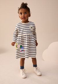 Abito a maniche lunghe a righe crema e blu navy, con nuvole ricamate e applicazioni di personaggi colorati, vita arricciata e tessuto morbido.