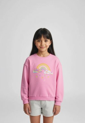 Sweat-shirt rose avec un motif arc-en-ciel et des nuages colorés, doté de manches longues, de poignets côtelés et d'un col rond. Associé à un short gris.