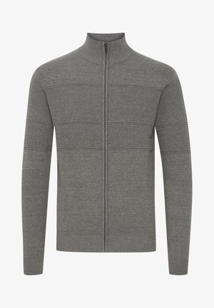Šedý svetr na zip s vysokým límcem, texturovanými panely a žebrovanými manžetami. Vyrobený z měkkého pleteného materiálu s hladkým povrchem.
