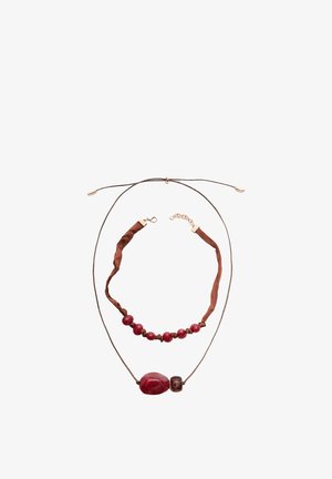 Rødt perlekæde med en glat central sten og teksturerede accenter, monteret på en brun snor med lås og justeringskæde.