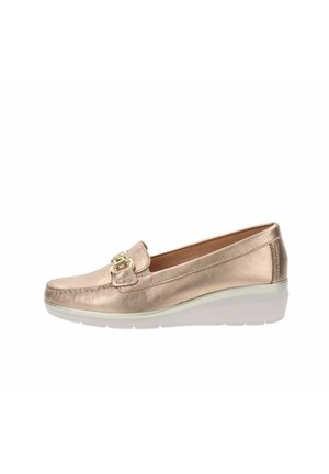 Mocassino da donna in pelle color oro rosa metallico con suola a zeppa bianca e dettaglio fibbia color oro sulla parte superiore.