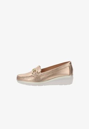 Mocasín de cuero metálico en color oro rosa para mujer, con suela de cuña blanca y detalle de hebilla en tono dorado en la parte superior.