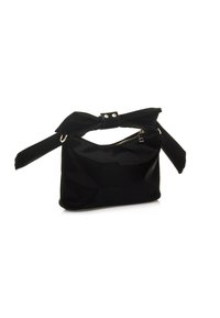 Borsa a mano in satin nero con una tracolla decorata da un fiocco e chiusura con zip. Presenta una texture liscia e una forma rettangolare. Design compatto ed elegante.