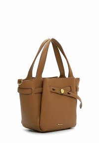 Brun læderhåndtaske med to håndtag, en sløjfedetalje foran og en guldfarvet hardware-accent; tekstureret finish fremhæver det visuelle udtryk.