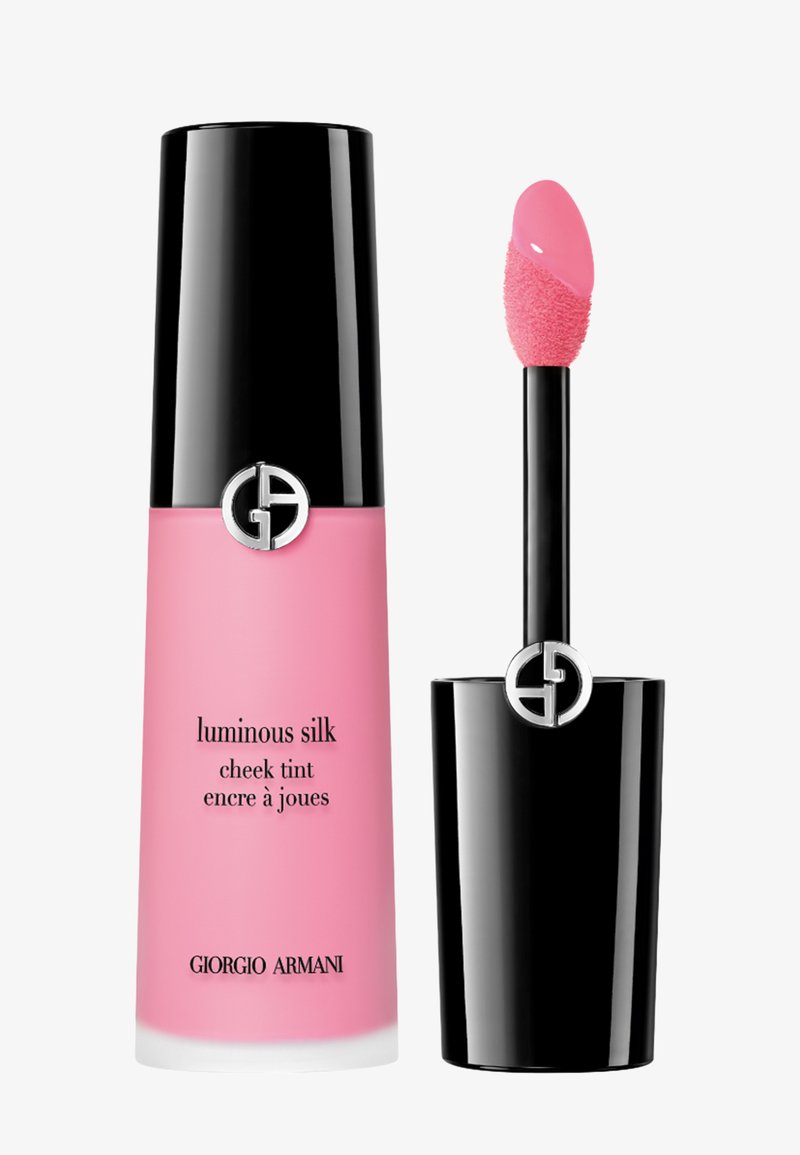 Lyserød lysende silke kindskyggeflaske med sort låg og applikatorstav, der viser det lyserøde produkt, Giorgio Armani branding.