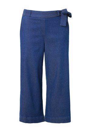 Culottes de mezclilla azul con pierna ancha, que incluyen un cinturón atado y detalles de bolsillos. La tela tiene una textura suave y está compuesta de un tejido resistente.