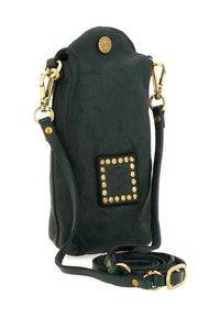 Piccola borsa a spalla in pelle verde scuro con borchie dorate sul pannello anteriore, hardware dorato e tracolla regolabile arrotolata alla base.