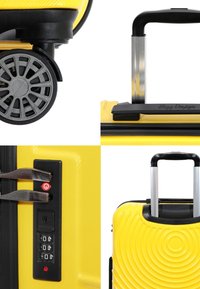 Gelbes Hartschalen-Gepäckstück mit einem strukturierten Wirbelmuster, ausgestattet mit einem Teleskopgriff, stabilen Rollen und einem Zahlenschloss.