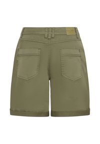 Shorts vert olive avec ourlet roulé, deux poches à rabat à l'arrière et une étiquette de marque en cuir sur la ceinture.