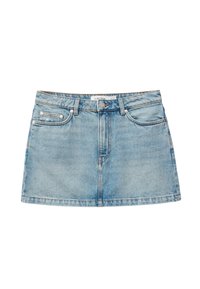 Mini-jupe en denim bleu clair avec boutons et fermeture éclair devant, deux poches avant et passants pour ceinture, à plat sur fond blanc.