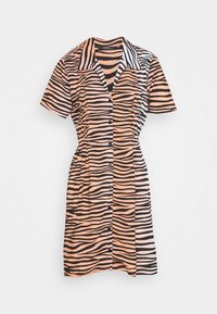Kratký rukáv, košilové šaty s černobílo-oranžovým tygřím pruhovaným vzorem, s nabranými stranami a límečkem.