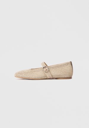 Beige flat shoe with a pointed toe, made of woven material. Features a side strap with a metallic buckle and a brown sole.