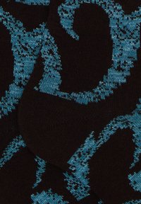 Calzini neri con motivo a vortice in tonalità di blu, texture lavorata a maglia con finitura liscia, che mette in risalto i dettagli del design su tutta la superficie.