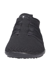 Schwarzer Slipper mit strukturiertem Strick-Obermaterial und elastischen Bändern für einen sicheren Sitz. Die Gummisohle hat kleine Profilierungen für perfekten Halt.