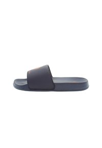 Černé skluzavkové sandály s hladkým syntetickým svrškem a texturovanou stélkou. Mají široký pásek a plochou podrážku, navrženy pro pohodlí.