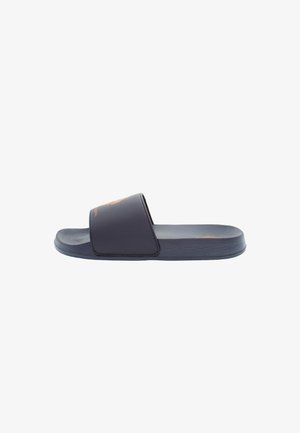 Sandale noire à glissière avec un dessus en synthétique lisse et un intercalaire texturé. Dotée d'une large sangle et d'une semelle plate, conçue pour le confort.