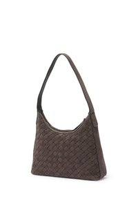 Vävd mörkbrun mockaväska med rundad form och en axelrem. Har dragkedjestängning och strukturerad yta.