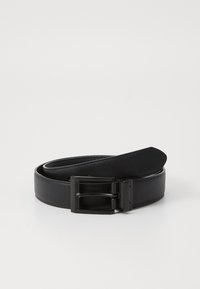 Cinturón de cuero negro con una textura suave, que cuenta con una hebilla rectangular de metal negro y un extremo acampanado. Diseño simple sin patrones.