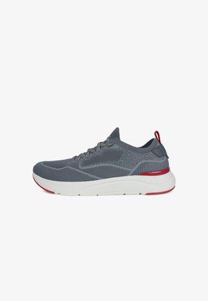 Męskie buty sportowe, szare siateczkowe wierzchołki, biała podeszwa środkowa z czerwonymi akcentami, teksturowana tkanina, okrągły nosek, wiązany design, pętla na pięcie.