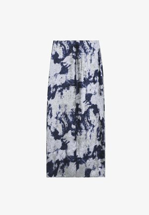 Falda plateada con un patrón de tie-dye en azul oscuro y negro. Presenta un corte recto y una abertura en la parte frontal para un detalle adicional.
