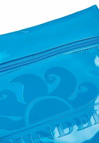 Borsa blu lucida con un design a onde testurizzato, chiusura superiore con cerniera e lettering in rilievo nella parte inferiore. Superficie liscia e lucida.