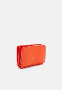 Calvin Klein RE LOCK QUILT BIFOLD WALLET - Maks - flame