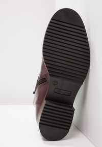 Burgundowe skórzane botki za kostkę z fakturowaną czarną gumową podeszwą i bocznym zamkiem, z gładkim wykończeniem i subtelnym detalem w postaci przeszycia.