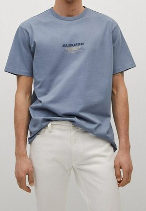 Lichtblauw katoenen t-shirt met korte mouwen en een ronde hals, met een grafische print in donkerblauw en lichte tekst over de borst.