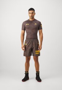 Venum UFC FIGHT WEEK 4.0 MENS RASHGUARDS - Športne majice - dark brown
