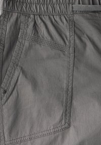 Grijze shorts met elastische tailleband, featuring zichtbare stiksels, een zijzak en een soepele textuur, met nadruk op een lichtgewicht stoffen ontwerp.