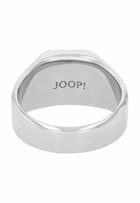 Anello d'argento con una superficie liscia e lucida, caratterizzato da un design geometrico e la scritta "JOOP!" incisa all'interno della fascia.