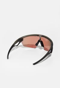 Sportliche Sonnenbrille mit einem aerodynamischen schwarzen Rahmen und großen, gebogenen pinken Gläsern. Verfügt über verstellbare Nasenpolster und dünne, elegante Bügel.
