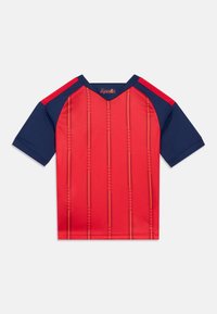 Camisola desportiva vermelha e azul-marinho com mangas curtas, decote em V e padrão de riscas verticais; apresenta o logótipo "España" na gola das costas.