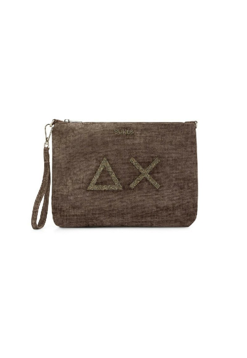 Clutch marrone realizzato in tessuto testurizzato, con chiusura zip e tracolla. Decorato con forme geometriche brillanti: un triangolo e una X.