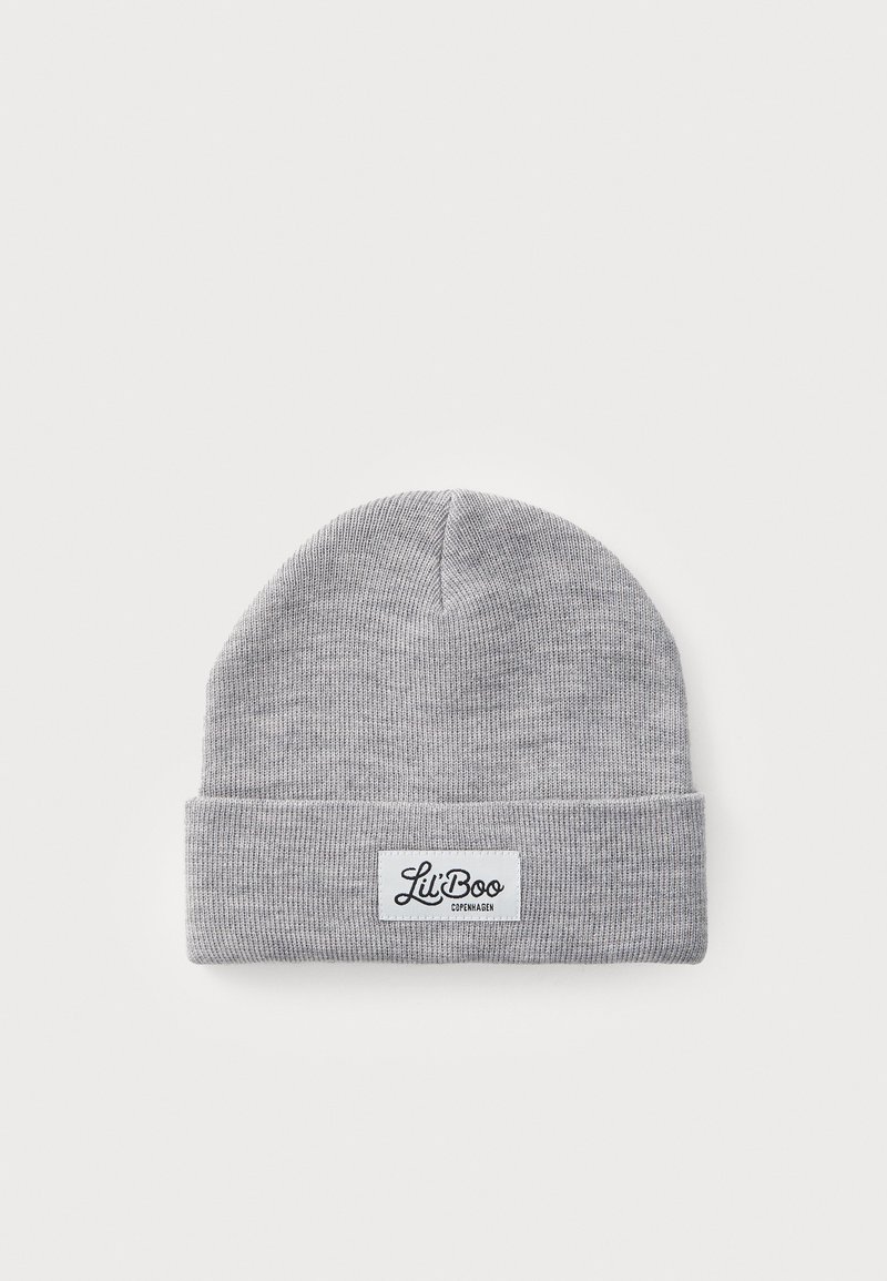 Gorro de punto gris con puño doblado, que presenta una etiqueta blanca con texto negro "LilBoo Copenhagen". Textura suave, parte superior redondeada.