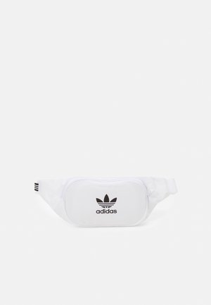 Sac banane blanc Adidas avec logo trèfle noir et sangle réglable avec trois bandes noires d’un côté.