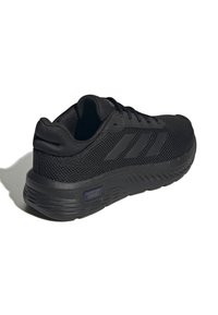Chaussure de sport noire avec une tige en mesh, amorti Cloudfoam, cheville rembourrée et semelle extérieure en caoutchouc ; présente trois rayures parallèles noires sur le côté.