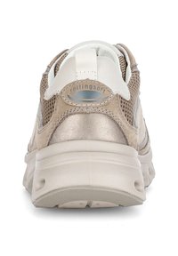 Beige sportieve schoenen met een metallic gouden accent; mesh panelen en een gevoerde zool. Heeft een logo aan de achterkant en een lus voor gemakkelijk aantrekken.