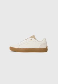 Lavtopps hvite sneakers med beige tunge, brun gummisåle, hvite lisser og liten gull "Pepe Jeans" logo på siden.