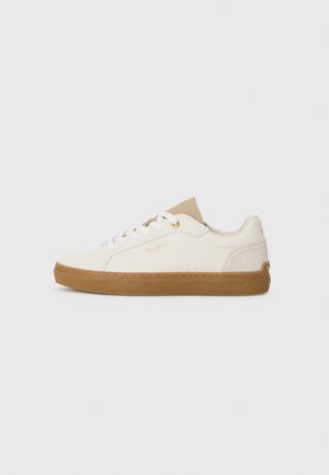 Baskets blanches basses avec une languette beige, semelle en caoutchouc marron, lacets blancs et un petit logo doré "Pepe Jeans" sur le côté.