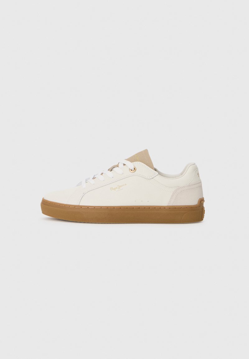 Lavtopps hvite sneakers med beige tunge, brun gummisåle, hvite lisser og liten gull "Pepe Jeans" logo på siden.
